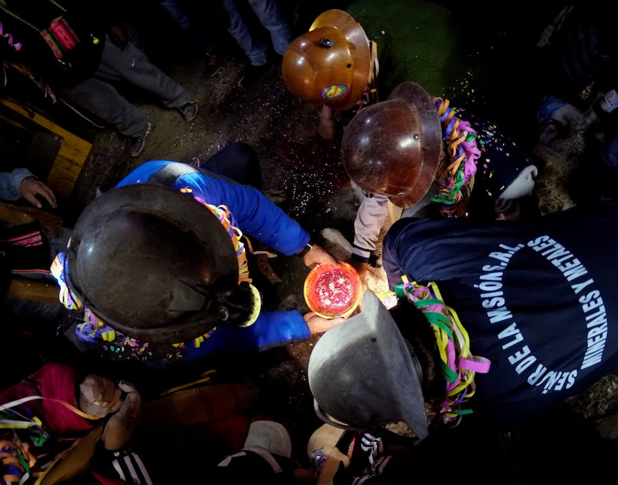 Rito de sacrificio en honor al demonio de los mineros en Bolivia