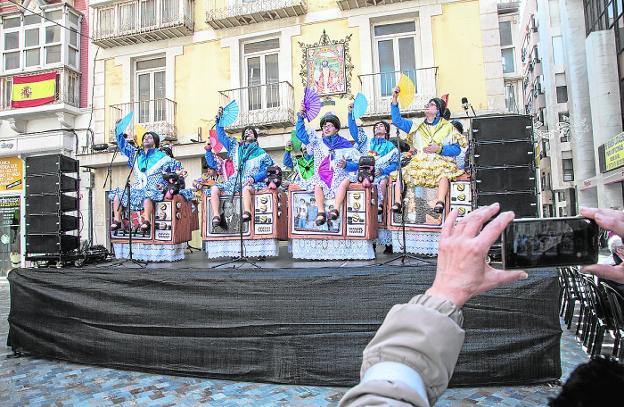 Las chirigotas salen a la calle con sus rimas