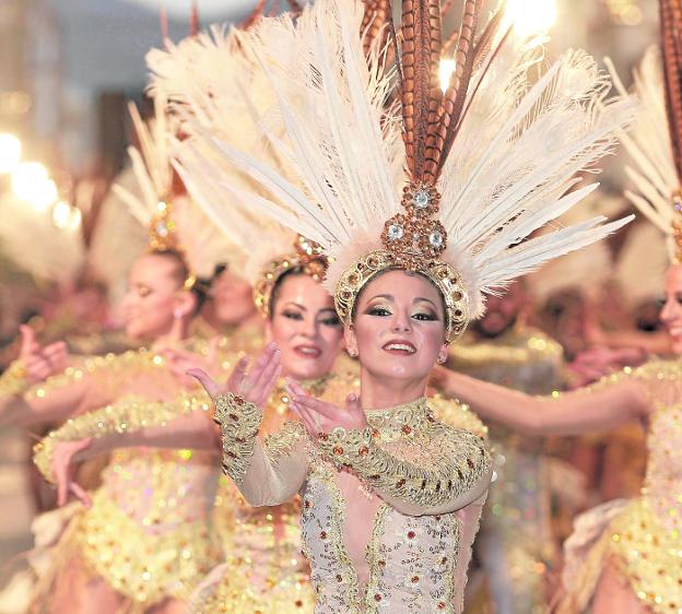 Las plumas suben el telón