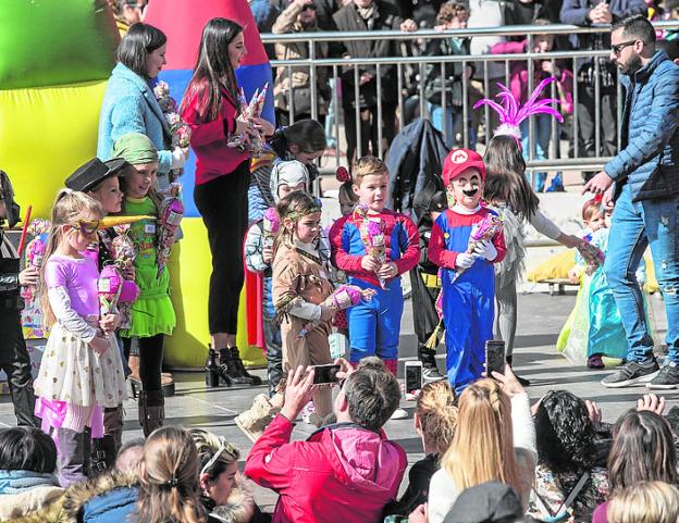 Cientos de niños llenan de disfraces el concurso de carnaval en Juan XXIII