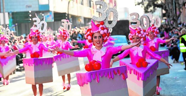 El grupo Las de Pata Negra desfila de tarta por su 30 cumpleaños