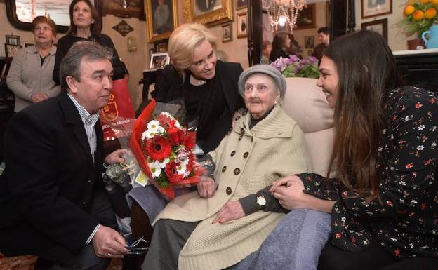 La maestra de los 103 años: «Me jubilé a los 68 y llorando»