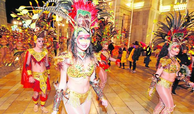 El Carnaval concluye con un desfile de 300 personas
