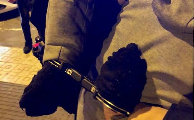 Detenido en Murcia por amenazar con un hacha a un grupo de jóvenes para robarles los móviles