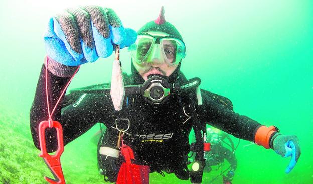 500 kilos de basura menos en el muelle de la Curra