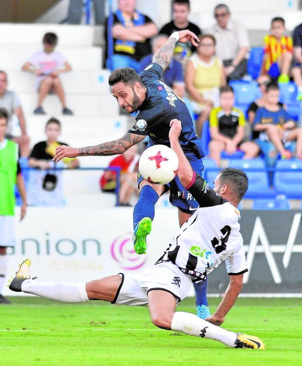 La puntería de Marc Fernández amenaza al Lorca Deportiva