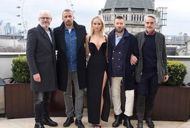 Fuerte polémica por el detalle del vestido de Jennifer Lawrence