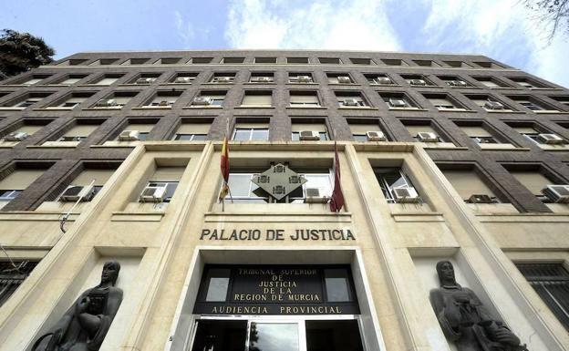 Pierde el subsidio de desempleo al encontrar su hija un trabajo remunerado con 585 euros al mes