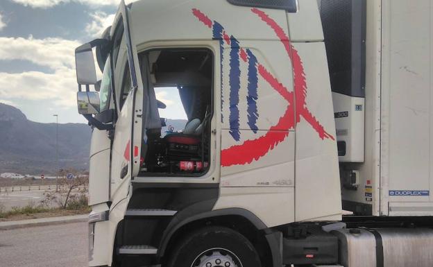 Un camionero sufre quemaduras en la cara y las manos al explotarle una bombona en la cabina