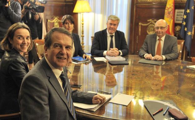 La FEMP "vigilará" a Montoro para que cumpla su compromiso sobre el superávit