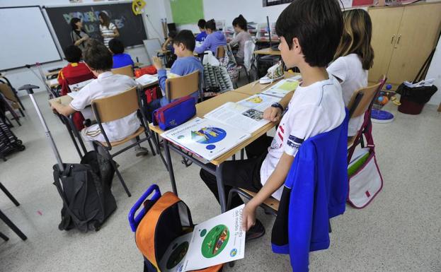 La gratuidad de los libros de texto en centros públicos y concertados comenzará el próximo curso