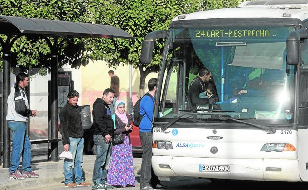 La frecuencia del autobús urbano de La Palma se reduce de trece a cuatro viajes diarios