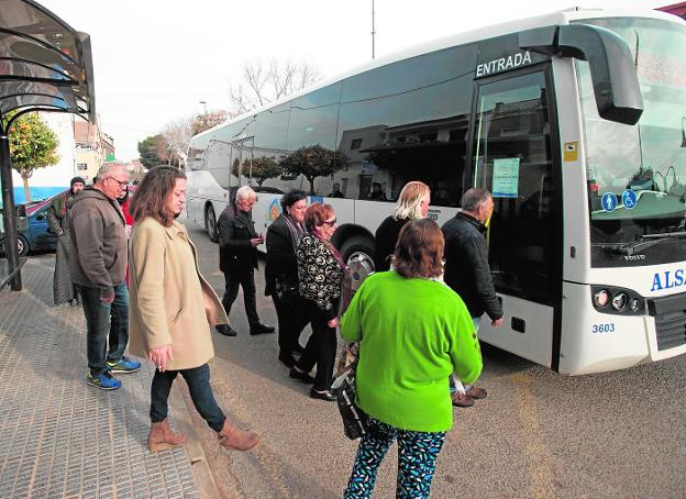 El Ayuntamiento media para mantener el servicio de autobuses en La Palma