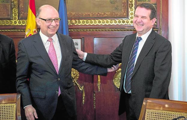 Los ayuntamientos ganan sus primeros pulsos a Hacienda