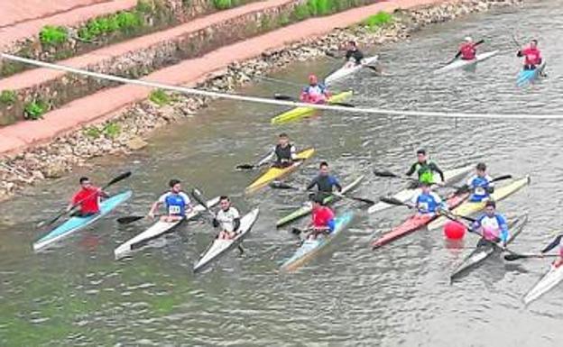 150 piragüistas en un cauce bajo mínimos