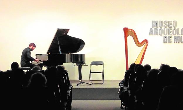 Los alumnos del Conservatorio actúan en salas de exposiciones