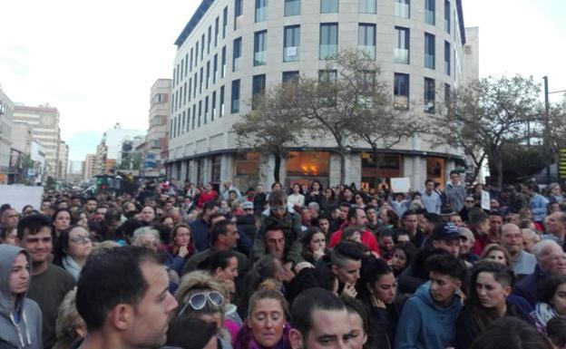 Cinco minutos de silencio en Almería por la muerte de Gabriel