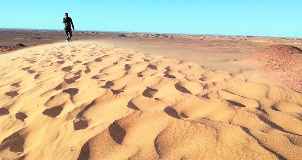 Huertanos en las dunas del Sáhara