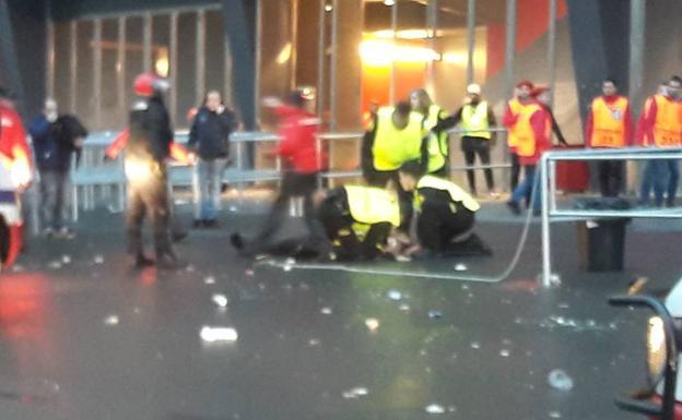 Uno de los dos vigilantes heridos en San Mamés presenta un corte en el cuello