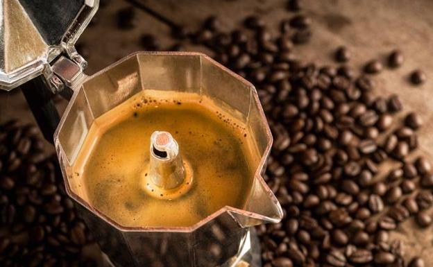 ¿Qué le pasaría a nuestro cuerpo si solo bebiésemos café?