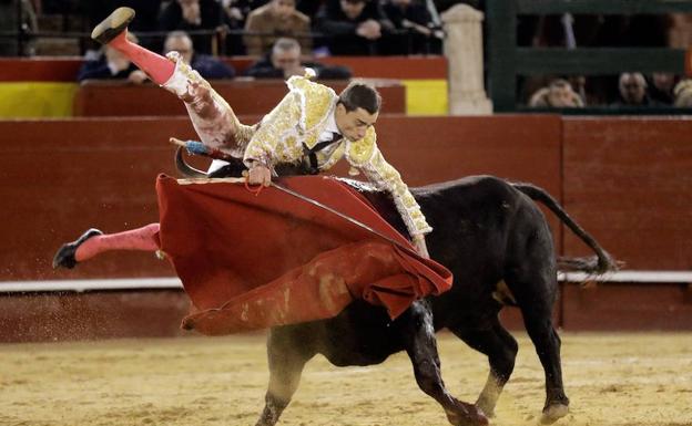 Paco Ureña sufre una aparatosa cogida en Valencia