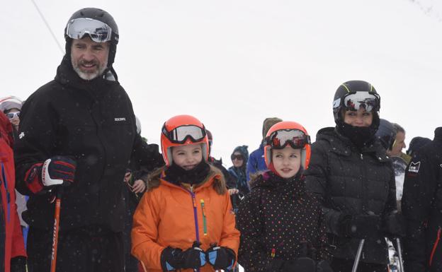 El Rey disfruta de una jornada de esquí en la estación de Aramón Formigal