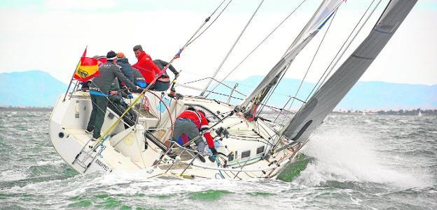 El fuerte oleaje no puede con el Carabela de Plata