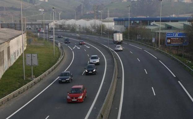 La DGT empieza a poner multas de 200 euros por una práctica muy común en las autovías