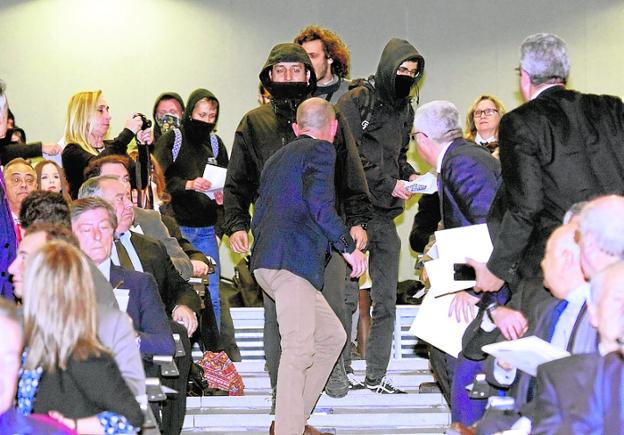 Un grupo de enmascarados interrumpe el acto