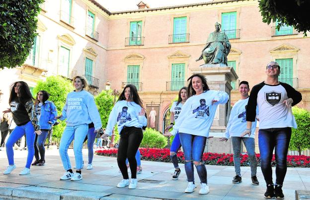 El Ayuntamiento invita a bailar a 12.000 jóvenes el día del Bando en La Repanocha