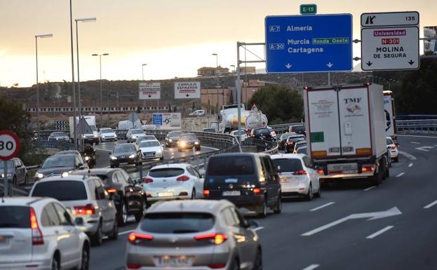 Retenciones de tres kilómetros en el nudo de Espinardo de la A-30 en la Operación Especial Semana Santa