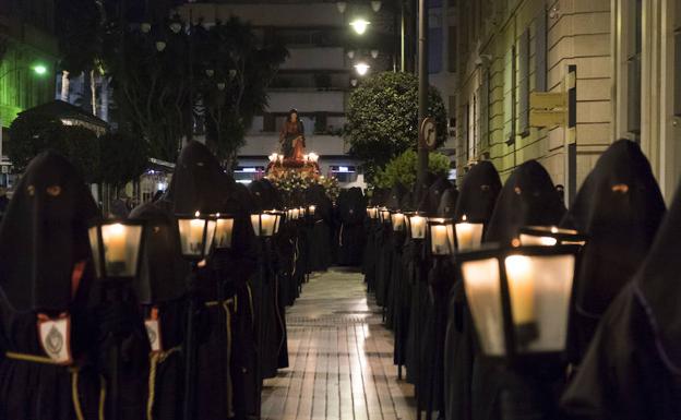 La primera procesión recorre el centro de Cartagena de madrugada