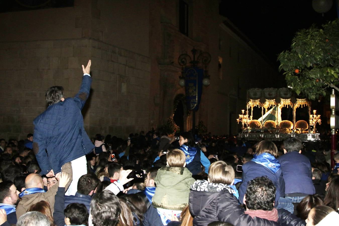 Miles de lorquinos acompaán a la Dolorosa en el primer desfile de Semana Santa