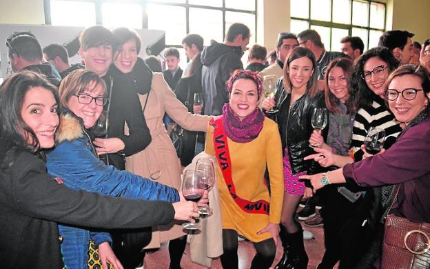 Cientos de personas disfrutan en la Feria de los Vinos del Consejo Regulador