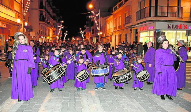 Una marea lila en la Tamborada de la Burrica