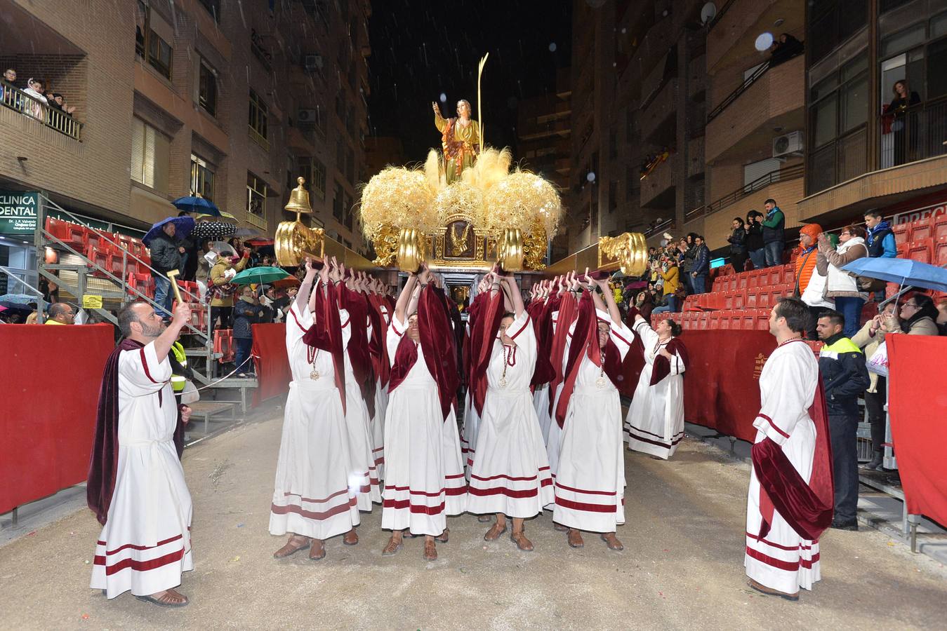 San Juan desafía a la lluvia en Lorca