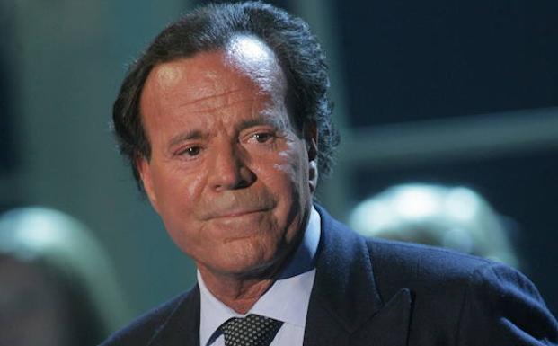 Una compositora demanda a Julio Iglesias por los derechos de autor de 'Me olvidé de vivir'