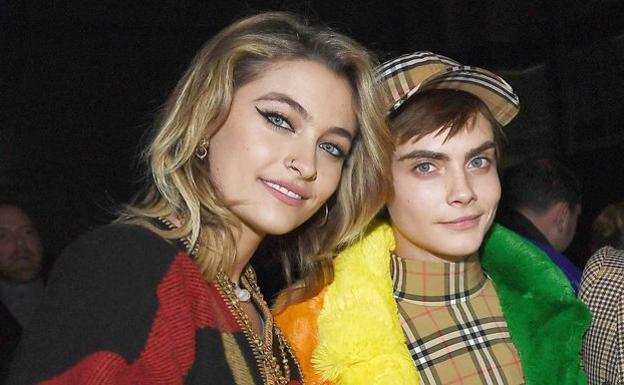 Paris Jackson y Cara Delevingne sellan su amor con un apasionado beso