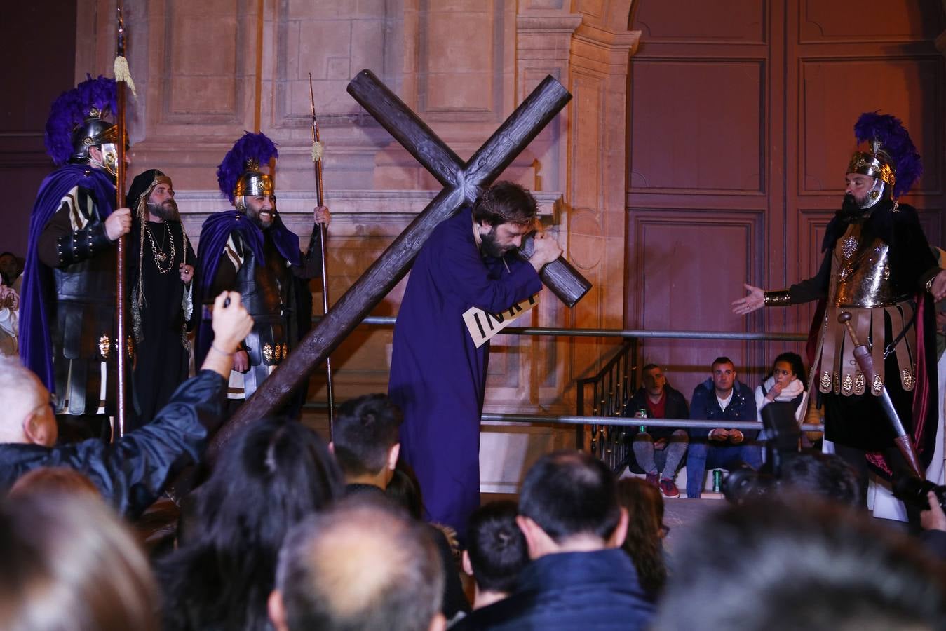 Vía crucis morado de carne y hueso en Lorca