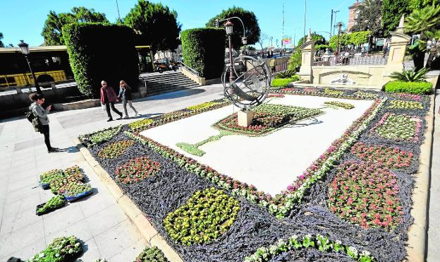 Obras de artistas murcianos se recrearán con flores en los jardines durante las fiestas