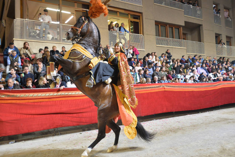 Las cofradías grandes protagonizan un auténtico duelo en la arena