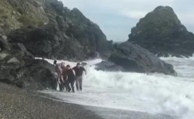 A punto de morir tragados por el mar por culpa de un zapato