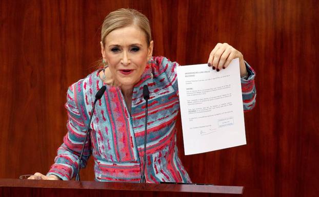 Cifuentes se resiste a dimitir: «Ni mi currículum ni mis calificaciones han sido falseadas ni falsificadas»