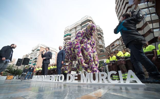 El alcalde de Murcia, «desolado» por la quema del Jardín de Primavera