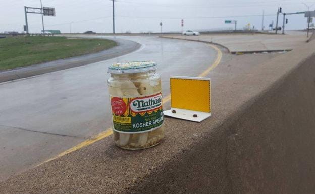Alguien ha estado dejando tarros de pepinillos en una autopista durante años