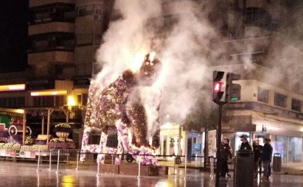 La juez no puede acreditar por el momento que el incendio de la escultura floral fuera intencionado