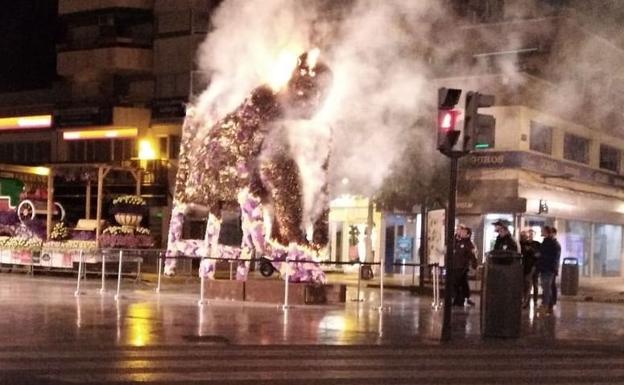 Queman la escultura floral estrella de las Fiestas de Primavera