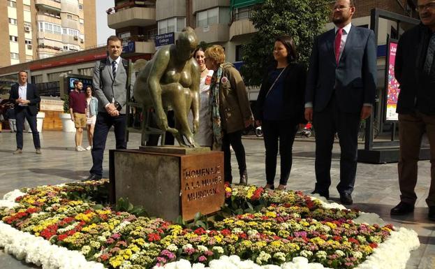 Instalan la escultura original de Campillo en el lugar de la réplica incendiada