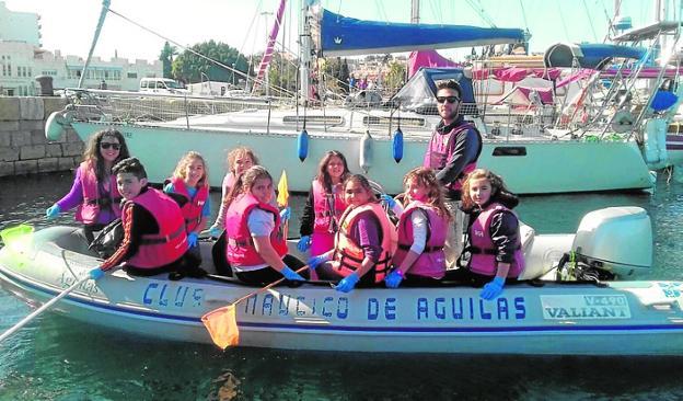 Alumnos de la ecoescuela limpian el mar de plástico