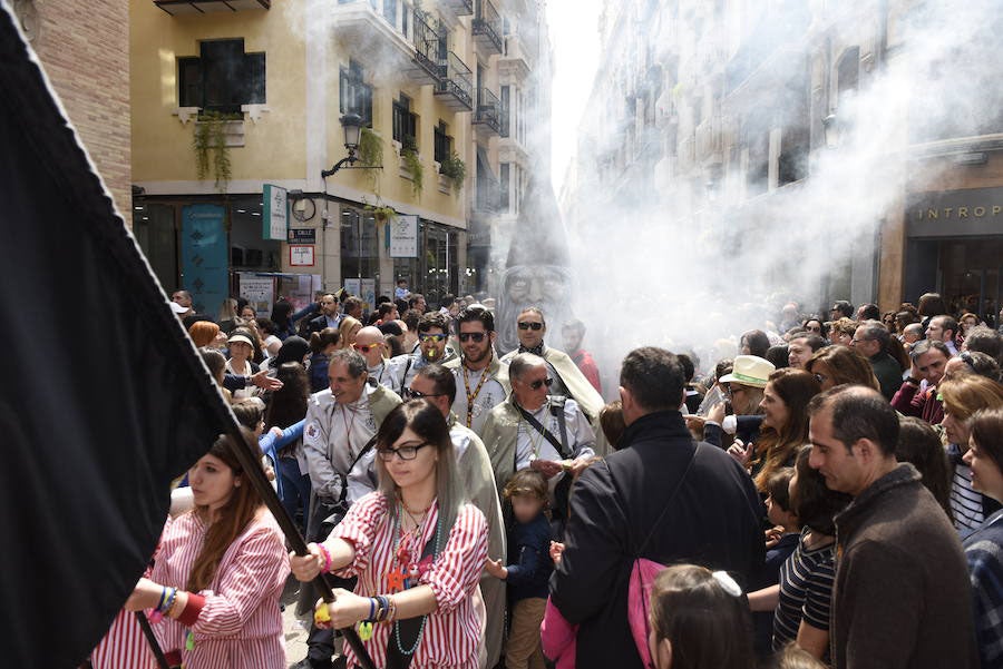 Los sardineros revolucionan Murcia con un aperitivo del Entierro